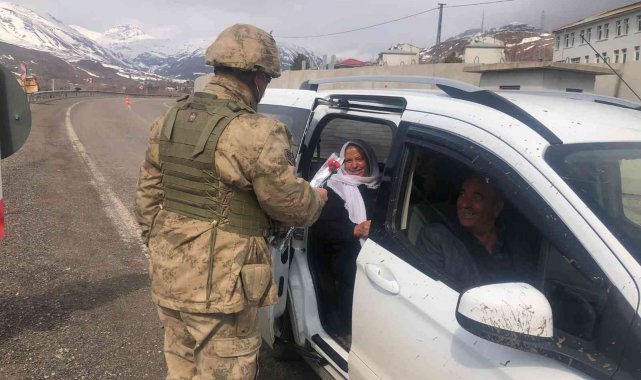 Bingöl'de jandarma kadınlara karanfil verdi, KADES'i tanıttı