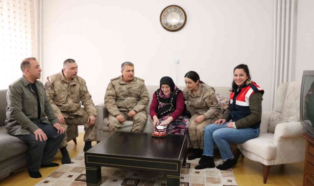 Bingöl'de jandarma yaşlıları ziyaret etti
