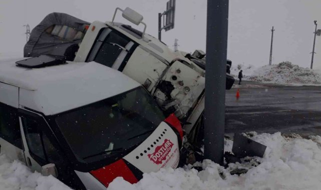Bingöl&#039;de minibüs ile kamyon çarpıştı: 4 yaralı