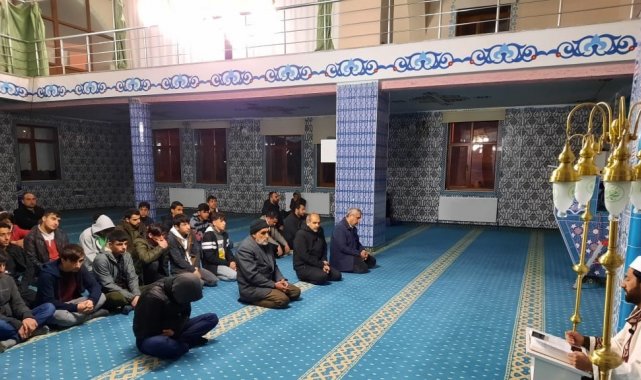 Bingöl'de öğretmenler ve öğrenciler sabah namazında buluştu