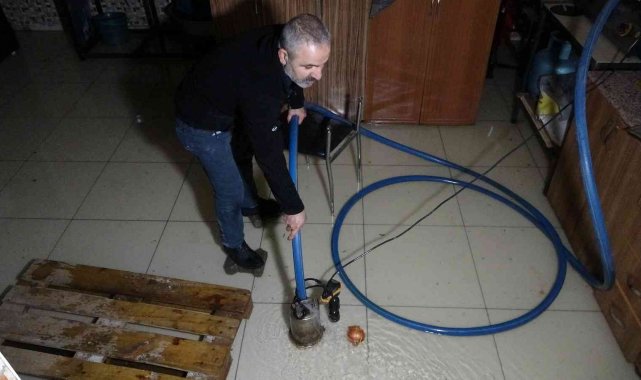 Bingöl'de sağanak yağış sonrası iş yerlerini su bastı