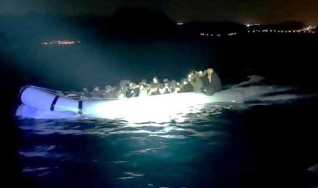 Bir lastik botta 32 düzensiz göçmen yakalandı