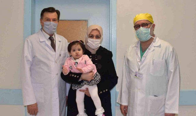 Bir yaşındaki çocuğa kapalı yöntemle başarılı kist ameliyatı