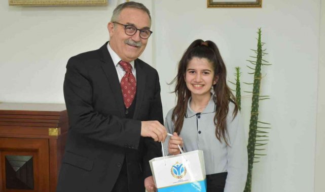 Birinci olan öğrencileri tebrik etti