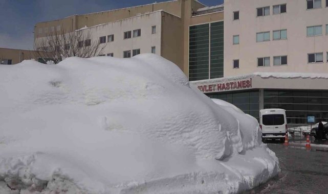 Bitlis'te 400 yataklı hastane binası kara gömüldü