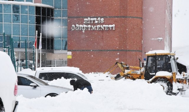 Bitlis'te araçların üzerine düşen çığın hasarı gün ağarınca ortaya çıktı