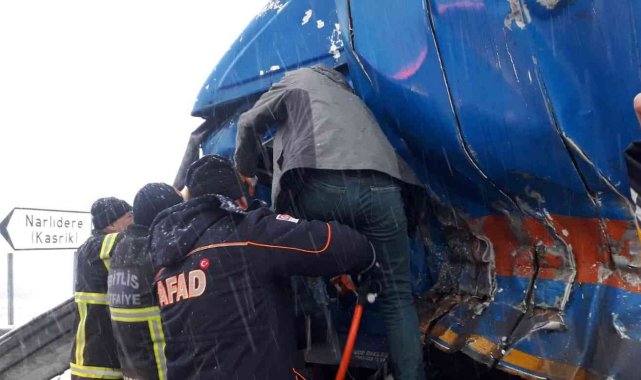Bitlis'te kargo kamyonu ile tır çarpıştı: 1 ağır yaralı