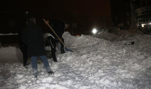 Bitlis'te öğretmenevi bahçesine çığ düştü: 7 araç kara gömüldü