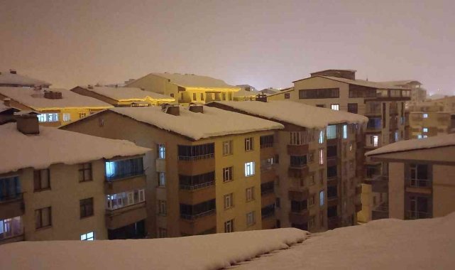 Bitlislilerin korkulu rüyası: Çatılardaki kar kütlesi