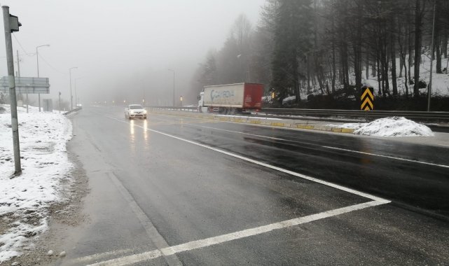 Bolu Dağı&#039;nda hafif kar yağışı ve sis etkili oluyor