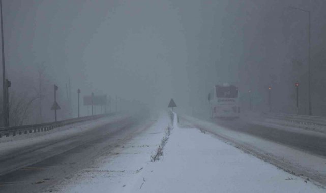 Bolu Dağı&#039;nda kar yağışı ve sis etkili oluyor