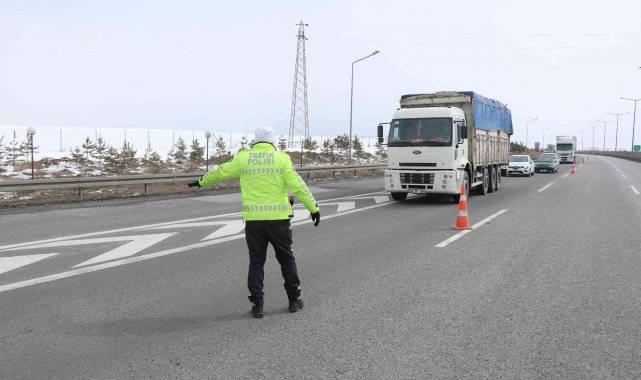 Bolu&#039;da tır ve kamyonların İstanbul&#039;a gidişine izin verilmiyor