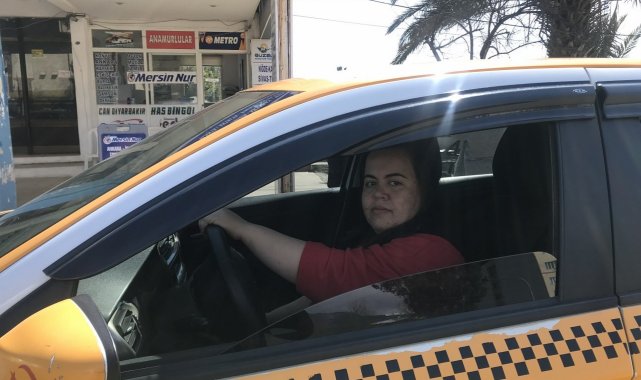 Bozyazı'nın ilk ve tek kadın taksi şoförü, müşterilerin ilgi odağı oldu