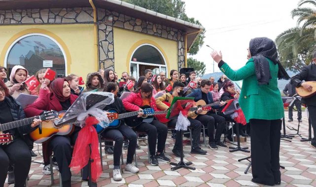 Bu kez türkülerini Koca Seyit ve Çanakkale Şehitleri için söylediler