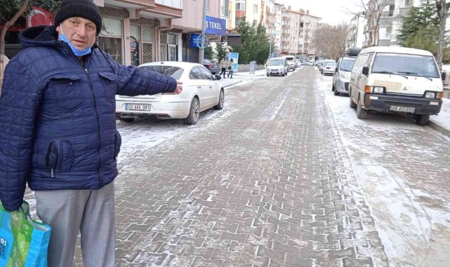 Bu yolda araçlar adeta zıplayarak geçiyor