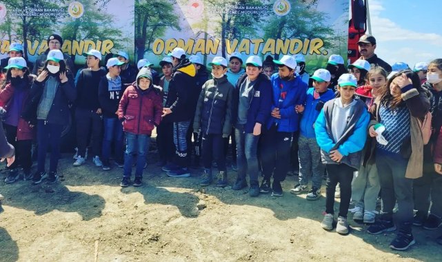 Buldan'da öğrenciler 200 fidanı toprakla buluşturdu