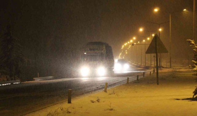 Burdur&#039;da kar yağışı ulaşımda aksamalara neden oldu