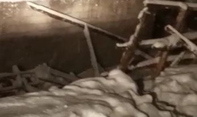 Burdur'da karın ağırlığına dayanamayan ahırın çatısı çöktü