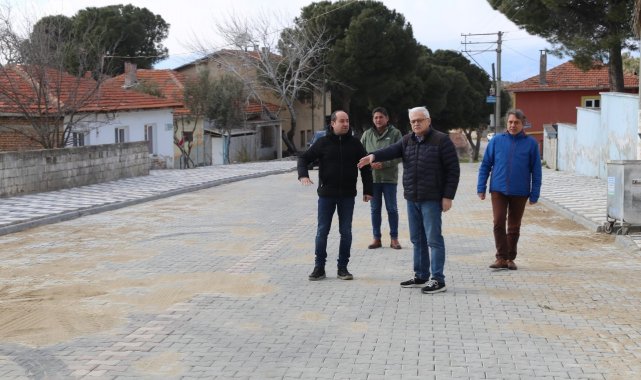 Burhaniye'de bozulan yollar tamir ediliyor