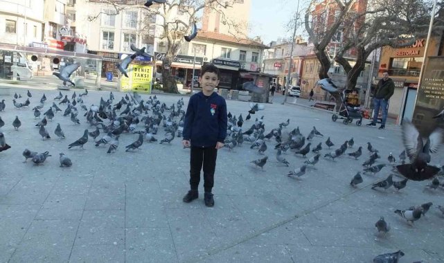 Burhaniye'de çocukların güvercin sevgisi