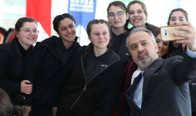 Bursa Büyükşehir&#039;den 3 bin üniversite öğrencisine burs desteği