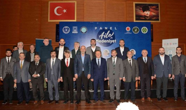 Bursa'da 'Aile ve Medeniyet' paneline yoğun ilgi