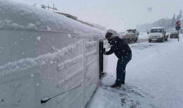 Bursa&#039;da işçi servisi devrildi, 3 kişi yaralandı