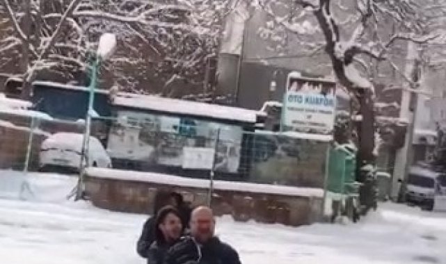 Bursa'da kar ve buzu eğlenceye çevirdiler