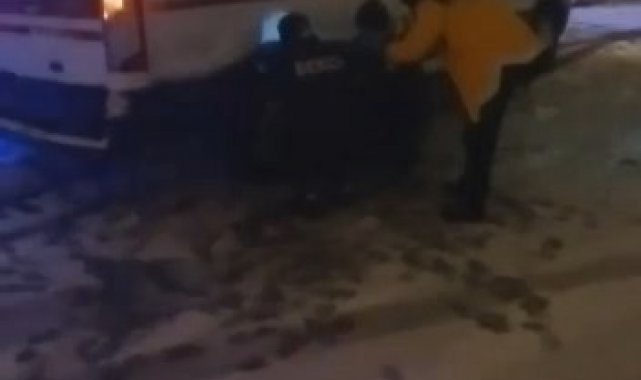 Bursa'da kar yağışı kimini güldürdü, kimini üzdü