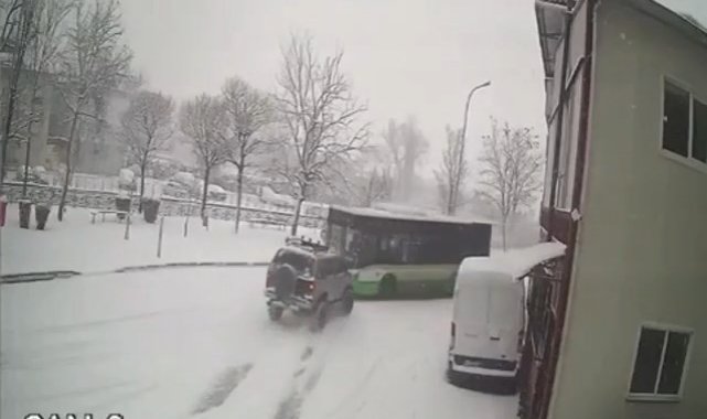 Bursa'da kayan arazi aracı halk otobüsüne kafadan çarptı..Yolcular ölümden döndü