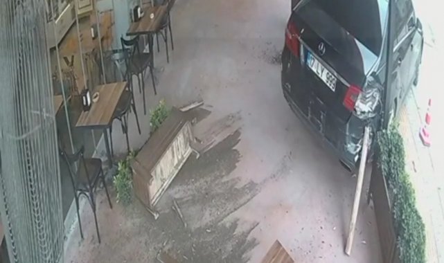 Bursa'da kontrolden çıkan otomobil kafeye daldı