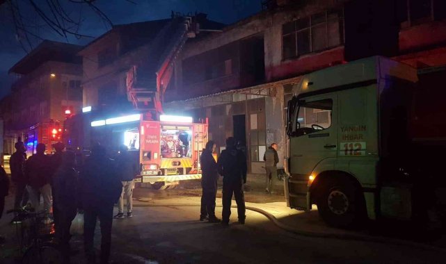 Bursa'da mobilya imalathanesine korkutan yangın