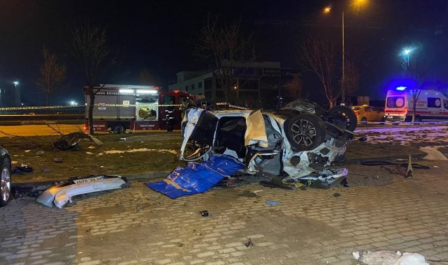 Bursa'da otomobil taklalar atarak 50 metre sürüklendi: 2 ölü