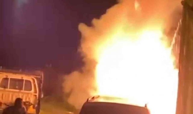 Bursa'da park halindeki otomobil alev alev yandı