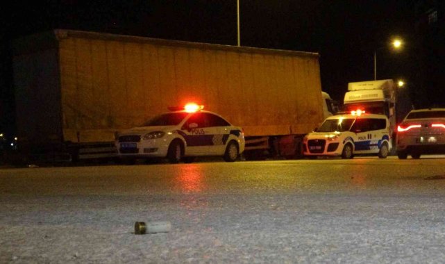 Bursa'da sokakta yürüyen 2 kişiyi pompalı tüfekle yaraladılar, silahları asfalt silindirine saklayıp kayıplara karıştılar