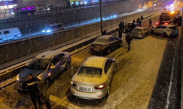 Bursa'da yol buz pistine döndü : 11 araç birbirine girdi