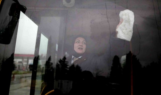 Bursa&#039;nın kadın otobüs şoförü erkeklere taş çıkartıyor