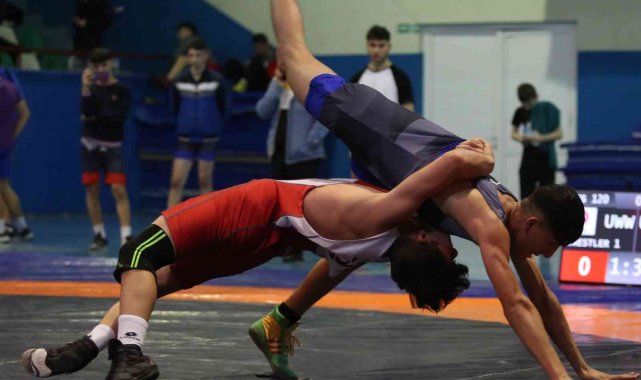 Bursalı güreşçiler madalyaları topladı