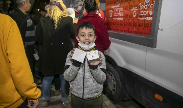 Büyükşehir Belediyesi, Berat Kandilinde 15 bin kandil simidi dağıttı