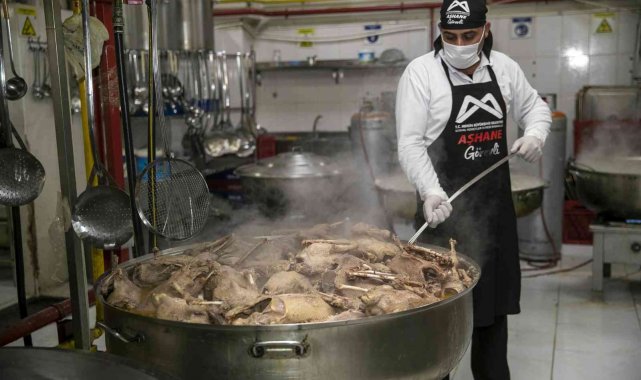 Büyükşehir Belediyesinden mahalle mutfaklarında vatandaşa kaz etli pilav