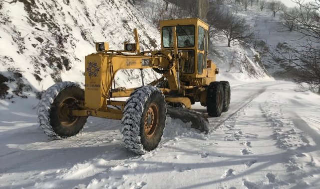 Büyükşehir ekiplerinin karla mücadelesi gün boyu devam etti