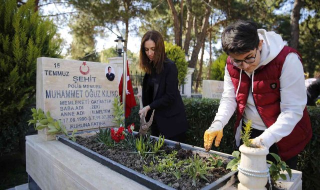 Büyükşehir Gençlik Meclisi üyeleri ve minik izciler şehitliğe çiçek ekti