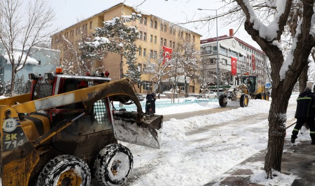 Büyükşehir&#039;in kar timleri kenti baştan aşağı kardan temizliyor