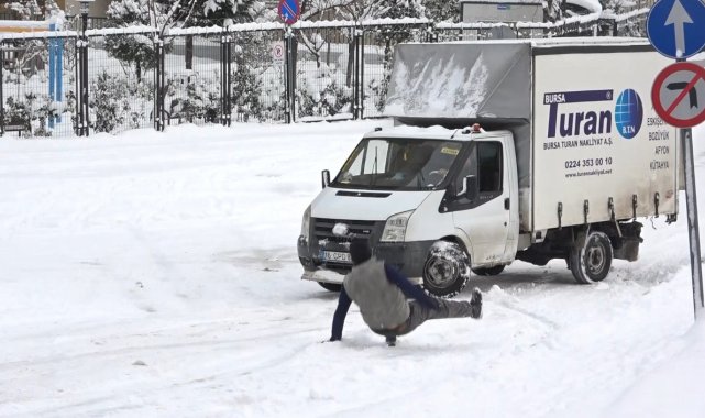 Buzlu yollarda düşe kalka...O anlar kameraya yansıdı
