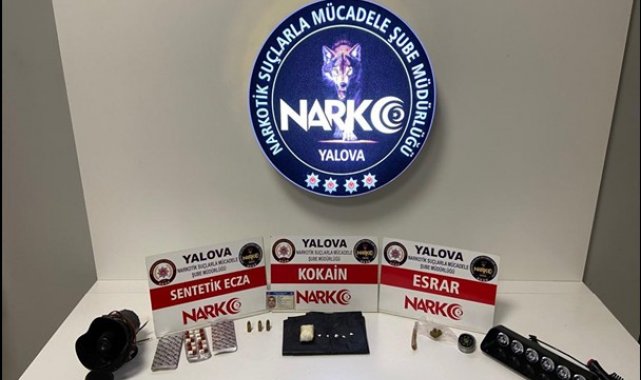 Çakar lamba ve polis sireni bulunan araçtan uyuşturucu çıktı