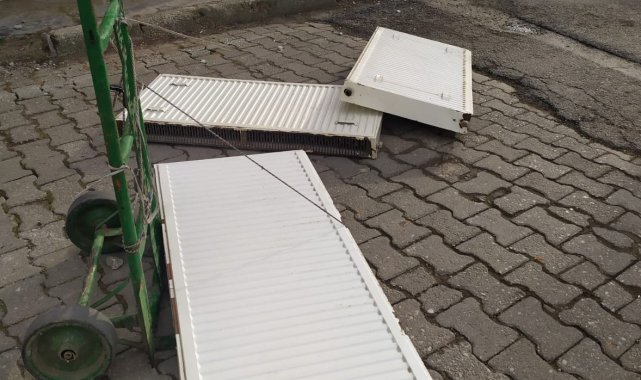 Çaldığı kalorifer peteklerini el arabası ile götürürken yakalandı