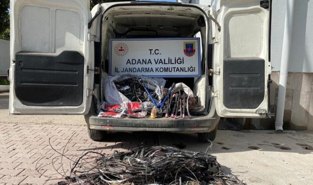 Çaldıkları kabloları yakarken yakalandılar