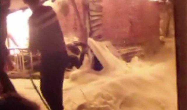 Camiyi kurtarmak için alevlere hortum ve kar topuyla müdahale ettiler