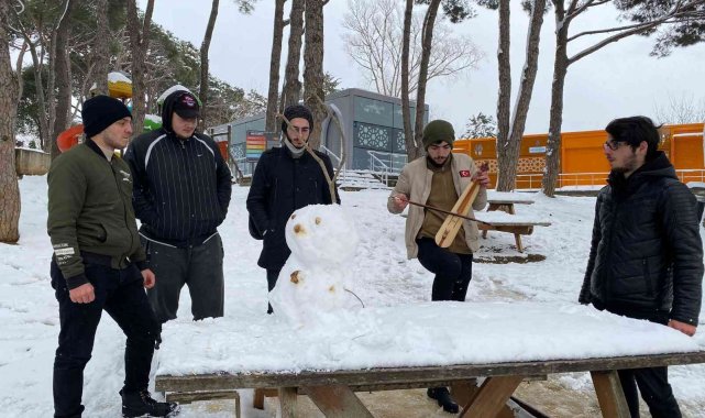 Çamlıca Tepesi'nde çocuklar karın, aileler manzaranın tadını çıkardı