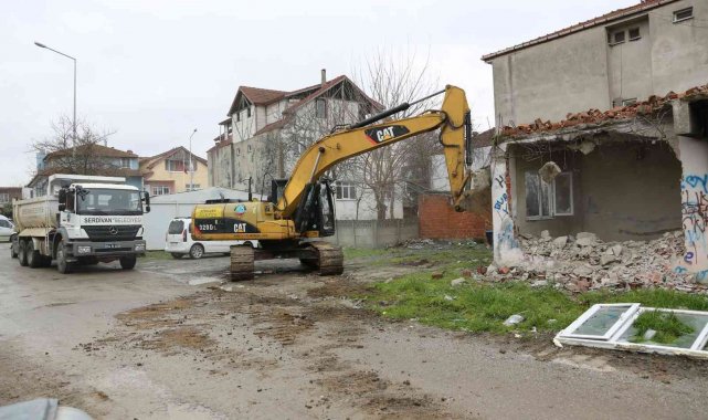 Can ve mal güvenliğini tehlikeye atan metruk bina yıkıldı